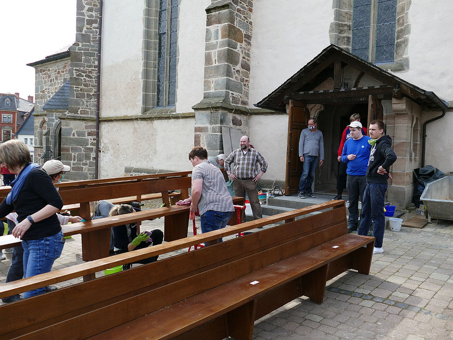 Reinigung und Aufstellung der Kirchenbänke von St. Crescentius (Foto: Karl-Franz Thiede)